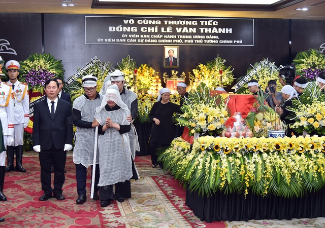 Tổ chức trọng thể Lễ truy điệu và tiễn đưa Phó Thủ tướng Lê Văn Thành về nơi an nghỉ cuối cùng - Ảnh 10.