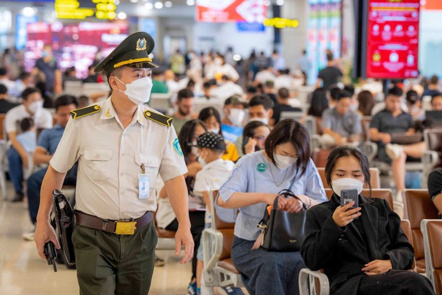 Tăng cường an ninh tại sân bay Nội Bài đợt nghỉ lễ 2/9 - Ảnh 1.