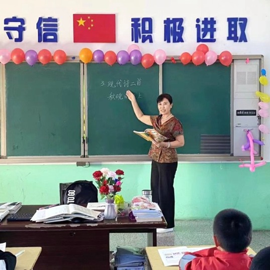 Trung Quốc tuyển dụng lại giáo viên đã nghỉ hưu - Ảnh 1.