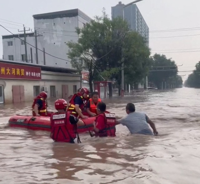 Thêm nhiều người thiệt mạng do mưa lũ, Trung Quốc nâng mức cảnh báo - Ảnh 1.