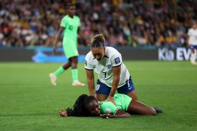 Đạp vào người đối thủ, sao nữ ĐT Anh đối diện án phạt nặng từ FIFA - Ảnh 1.