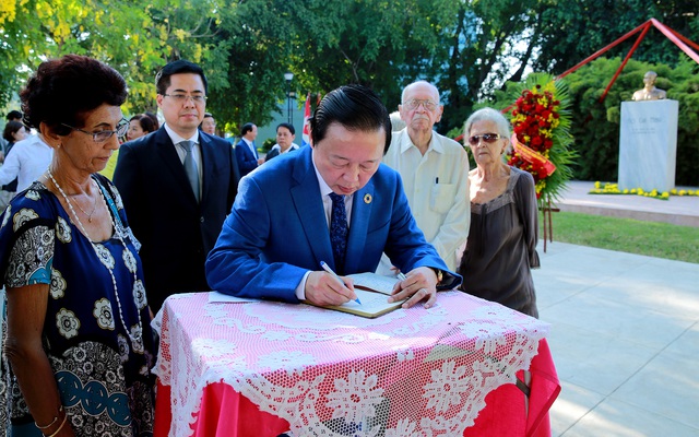 Phó Thủ tướng Trần Hồng Hà dâng hoa tưởng niệm tại Công viên Hồ Chí Minh - Ảnh 3.