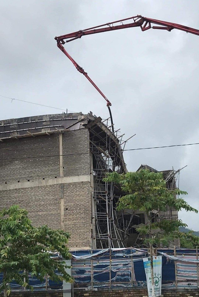 Sở Xây dựng tiến hành kiểm tra sau vụ sập giàn giáo công trình ở Quảng Bình - Ảnh 2.