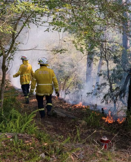 Hàng chục vụ cháy rừng bùng phát trong đợt nắng nóng mùa xuân ở Australia - Ảnh 1.