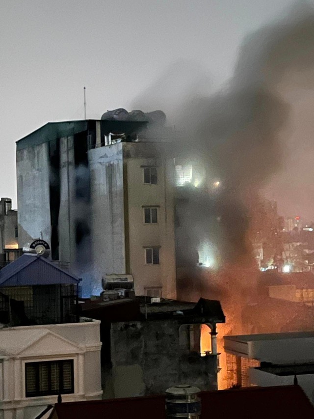 Nguyên nhân cháy chung cư mini ở Hà Nội là do chập điện xe tay ga - Ảnh 1.