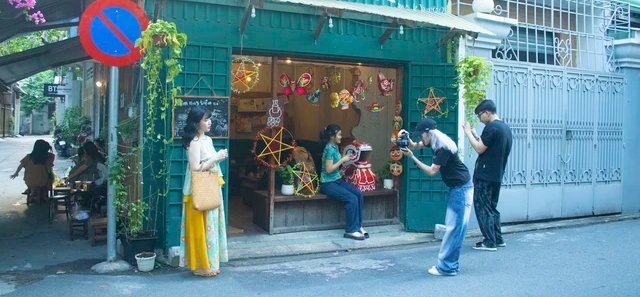 Các quán cà phê ở TP Hồ Chí Minh trang hoàng rực rỡ đón Trung thu - Ảnh 3.
