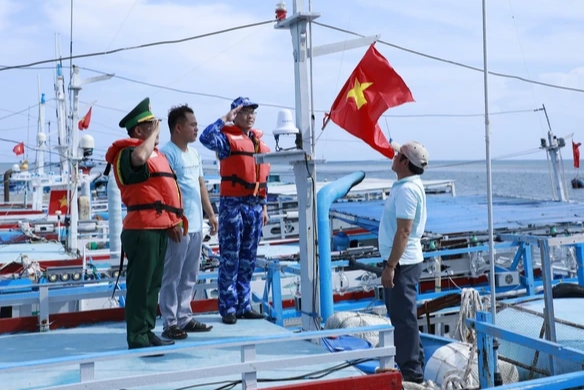 Tuyên truyền chống khai thác thủy sản bất hợp pháp cho ngư dân huyện đảo Phú Quý - Ảnh 8.