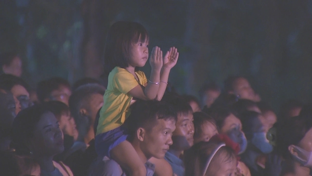 Trăng thu biên cương đến với hàng ngàn trẻ em trên đảo Phú Quý - Ảnh 8.