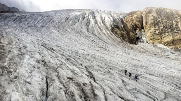 Thụy Sĩ đo lượng sông băng tan chảy sau mùa hè - Ảnh 1.