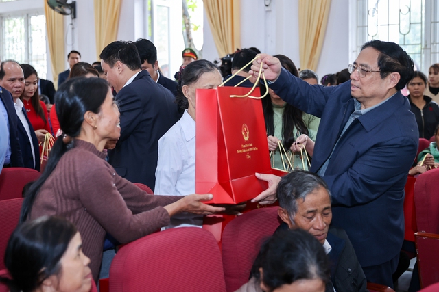 Thủ tướng Chính phủ dâng hương tưởng niệm Chủ tịch Hồ Chí Minh - Ảnh 6.