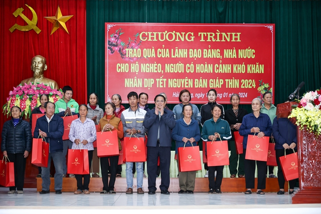 Thủ tướng Chính phủ dâng hương tưởng niệm Chủ tịch Hồ Chí Minh - Ảnh 9.