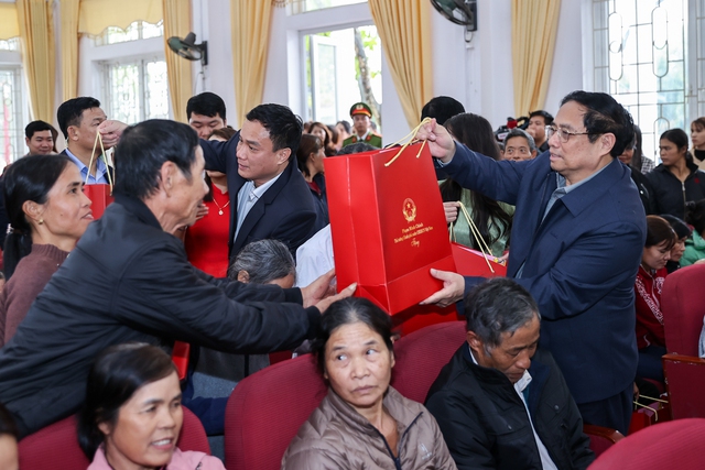 Thủ tướng Chính phủ dâng hương tưởng niệm Chủ tịch Hồ Chí Minh - Ảnh 7.