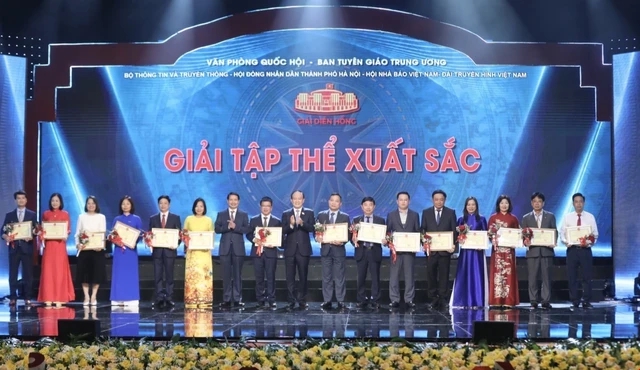 
The organizing committee awarded prizes to collectives that made significant contributions to the success of the second Diên Hồng Awards. Photo: VNA
