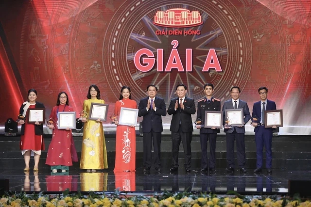 
Chairman of the National Assembly Vương Đình Huệ and Comrade Phan Đình Trạc, Head of the Central Committee for Internal Affairs, present the A Prize to the winning authors and groups of authors. Photo: VNA

