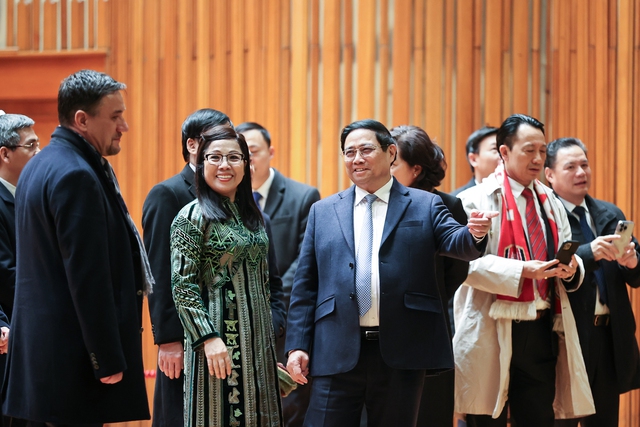 Thủ tướng Phạm Minh Chính tham quan Tòa nhà Quốc hội Romania - Ảnh 2.