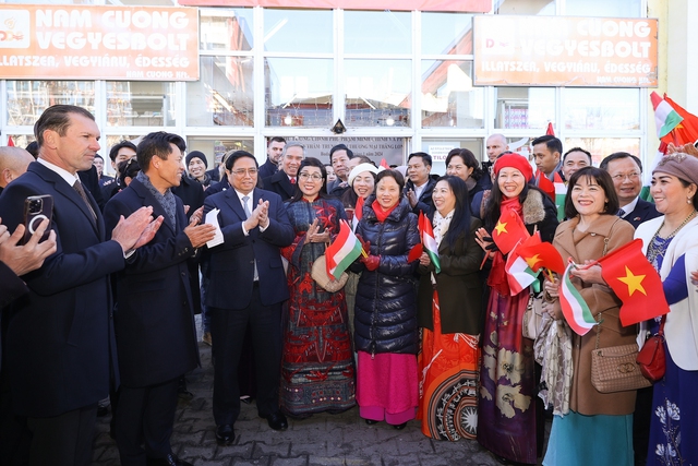 Thủ tướng thăm Trung tâm Thương mại của người Việt ở Hungary - Ảnh 1.