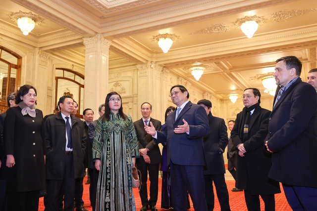 Thủ tướng Phạm Minh Chính tham quan Tòa nhà Quốc hội Romania - Ảnh 1.