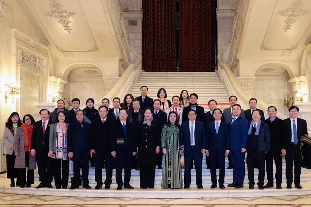 Thủ tướng Phạm Minh Chính tham quan Tòa nhà Quốc hội Romania - Ảnh 4.