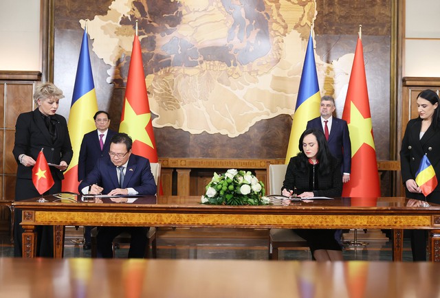 Việt Nam và Romania ký kết nhiều văn kiện hợp tác quan trọng - Ảnh 2.
