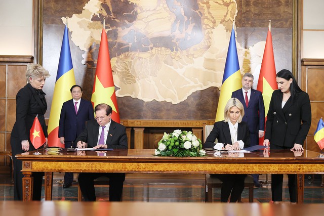 Việt Nam và Romania ký kết nhiều văn kiện hợp tác quan trọng - Ảnh 1.
