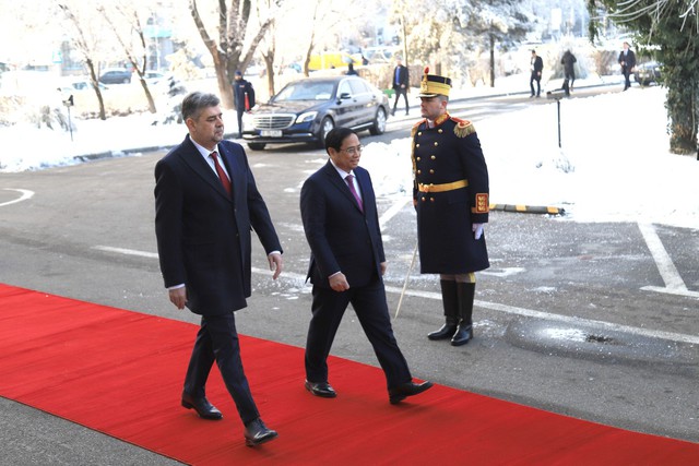 Thủ tướng Ion-Marcel Ciolacu chủ trì lễ đón Thủ tướng Phạm Minh Chính thăm chính thức Romania - Ảnh 2.