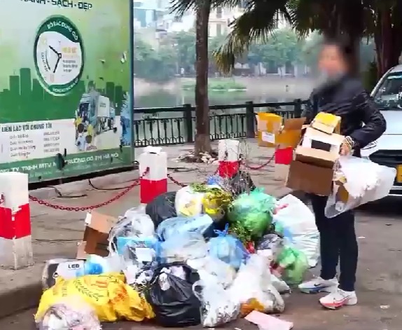 Nhức nhối các bãi rác tự phát trên địa bàn thủ đô Hà Nội - Ảnh 1.