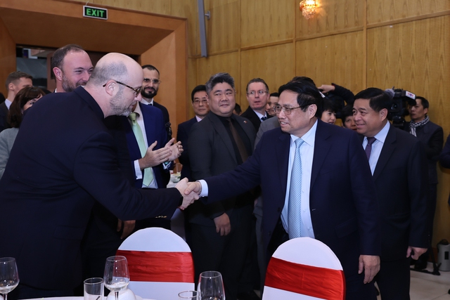Thủ tướng gặp mặt các nhà đầu tư, nhà tài trợ, đề nghị cùng Việt Nam đoàn kết, hành động - Ảnh 2.