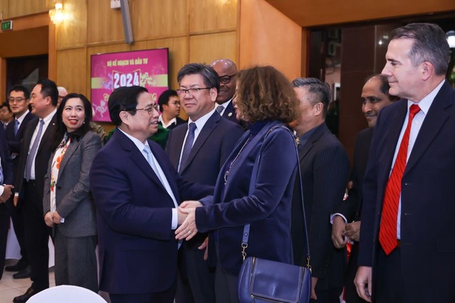 Thủ tướng gặp mặt các nhà đầu tư, nhà tài trợ, đề nghị cùng Việt Nam đoàn kết, hành động - Ảnh 1.