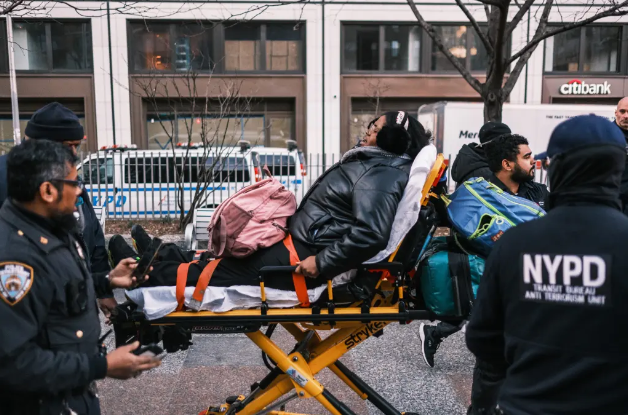 Hai tàu điện ngầm va chạm tại New York (Mỹ), 24 người bị thương - Ảnh 4.
