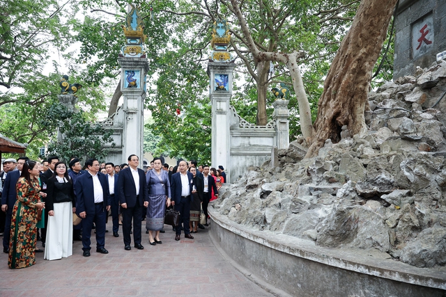 Thủ tướng Phạm Minh Chính, Thủ tướng Lào cùng 2 Phu nhân thăm đền Ngọc Sơn, hồ Hoàn Kiếm - Ảnh 2.