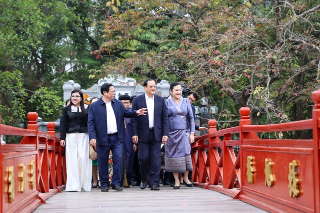 Thủ tướng Phạm Minh Chính, Thủ tướng Lào cùng 2 Phu nhân thăm đền Ngọc Sơn, hồ Hoàn Kiếm - Ảnh 3.