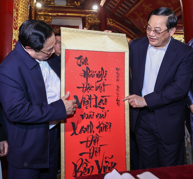 Thủ tướng Phạm Minh Chính, Thủ tướng Lào cùng 2 Phu nhân thăm đền Ngọc Sơn, hồ Hoàn Kiếm - Ảnh 5.