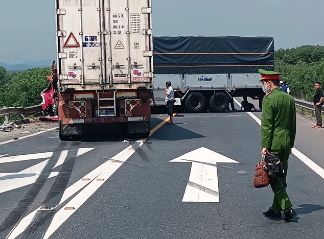 Tai nạn liên hoàn trên cao tốc Cam Lộ - La Sơn, 3 người thương vong - Ảnh 3.