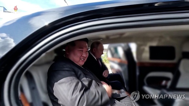 Tổng thống Putin tặng xe hơi cho Chủ tịch Triều Tiên Kim Jong-un - Ảnh 1.