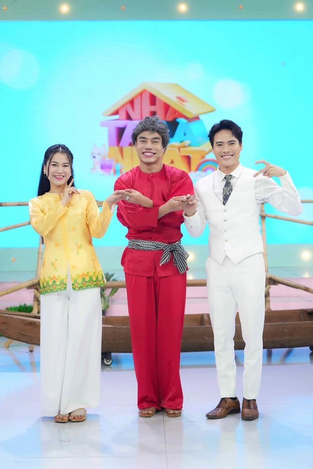 
Lâm Vỹ Dạ, Lê Dương Bảo Lâm, and Võ Tấn Phát are the hosts of the program.
