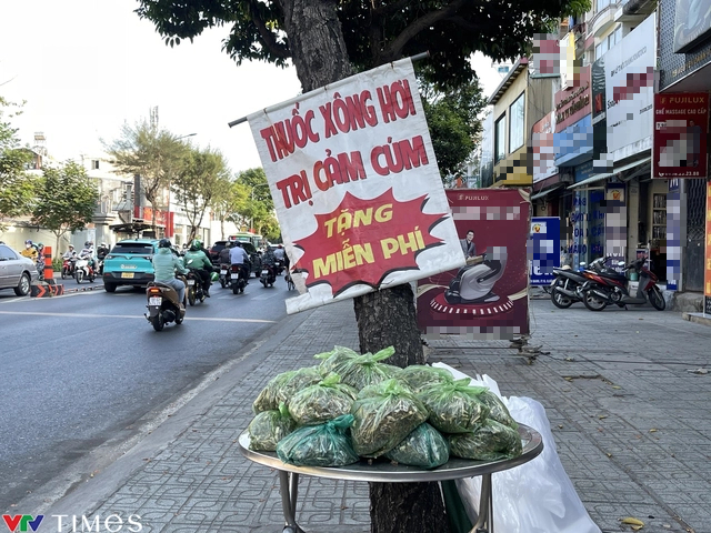 TP Hồ Chí Minh: Người lao động mưu sinh dưới thời tiết nắng nóng - Ảnh 8.