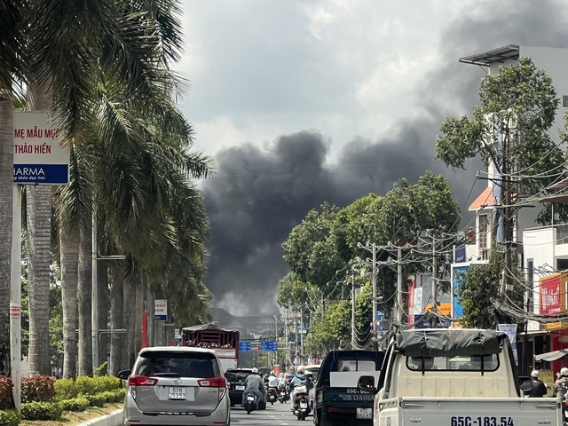 Cháy lớn tại gara sửa ô tô ở Cần Thơ - Ảnh 2.