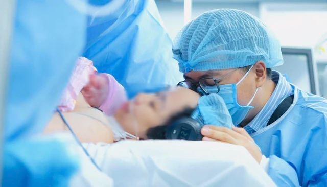 Em bé thứ 2 được thông tim trong bào thai chào đời khỏe mạnh - Ảnh 2.