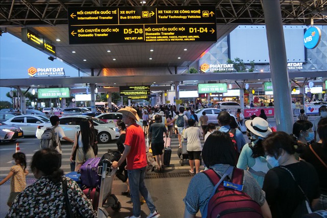 Sân bay Nội Bài, Tân Sơn Nhất đón hơn 100.000 lượt khách mỗi ngày trong dịp cao điểm - Ảnh 1.