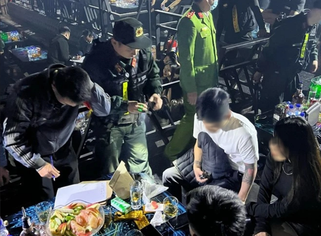 Đột kích quán bar ở Hà Nội, phát hiện 32 dân chơi dương tính với ma túy - Ảnh 1.