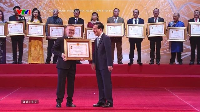 
Artist Trần Đức received the title of Peoples Artist awarded by the State President. As both an artist and a teacher, Trần Đức said that the Peoples Artist title acknowledges his contributions to both the film industry and his career in training the next generation of artists.
