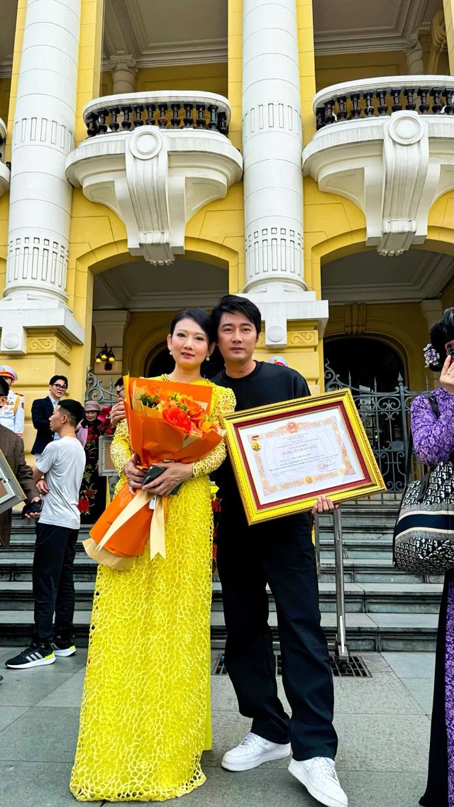 
Artist Mỹ Uyên receives the title of Peoples Artist and is congratulated directly by her junior, Khôi Trần. The female artist is a familiar face from television series such as Đừng nói khi yêu”, Cả một đời ân oán”, and the upcoming Trạm cứu hộ trái tim”.
