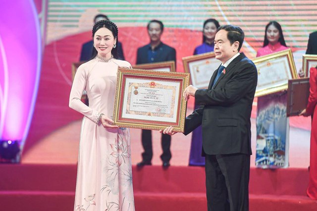 
Actress Quach Thu Phuong receives the title of Meritorious Artist. All efforts are deservedly rewarded” - she writes on her personal page. (Photo: Phuong s Facebook profile)
