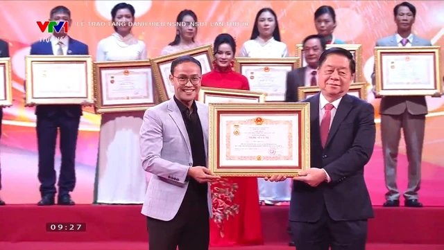 
Meritorious Artist Thái Sơn receives the title.
