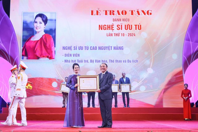 
Meritorious Artist Cao Nguyệt Hằng receives the title. The artistsaid:: I have passed the first milestone in my professional journey of more than 30 years, and now I will continue to move forward, with a heavy responsibility to be worthy of the reward given by the State. And I also have to thank myself, always striving, always wanting to bring the best values to everyone!
