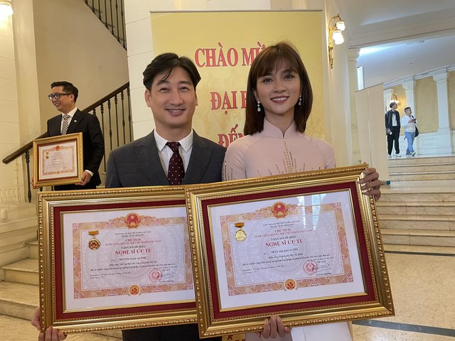 
Actress Kim Tuyến (on the right) is also one of the artists honored with the title of Meritorious Artist in this round.
