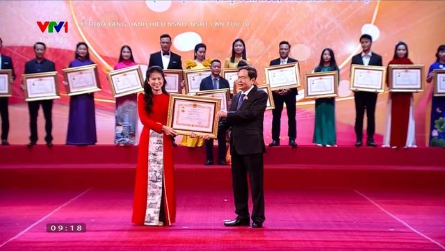
Actress Khuất Quỳnh Hoa is honored with the title of Meritorious Artist at the award ceremony.
