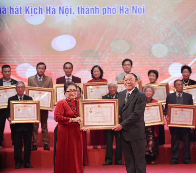 
Actress Kim Xuyến receives the title Meritorious Artist for her contributions to the national film industry.
