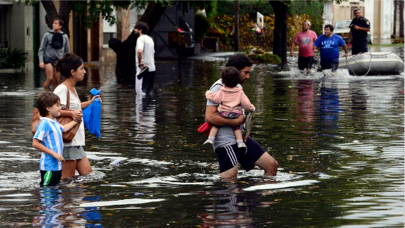 Mưa như trút nước ở Buenos Aires (Argentina) gây ngập lụt nặng - Ảnh 1.