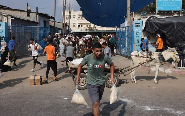 Chuyến hàng viện trợ qua đường biển đầu tiên tới Gaza - Ảnh 1.